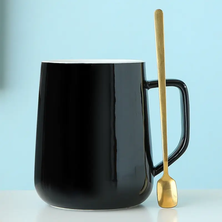 004G ceramic mug with spoon in black glossy finish for modern drinkware collections.