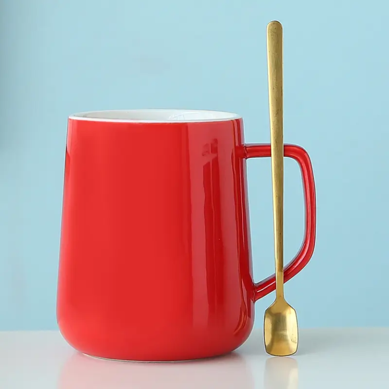 004G ceramic mug with spoon in red glossy finish for modern drinkware collections.
