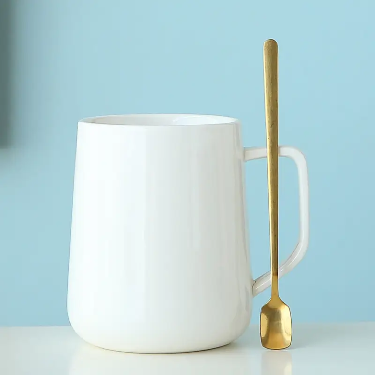 004G ceramic mug with spoon in white glossy finish for modern drinkware collections.