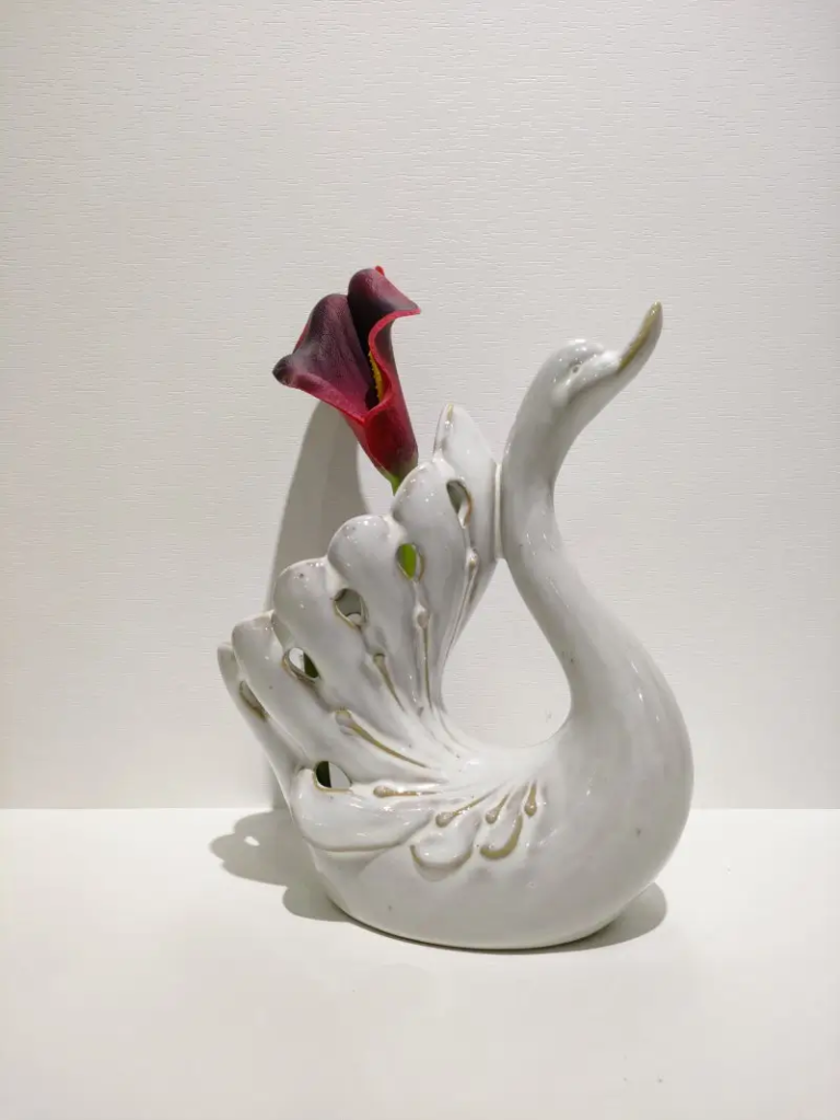 119D Reactive White Swan Floral Holder featuring open wing design with flower display function.