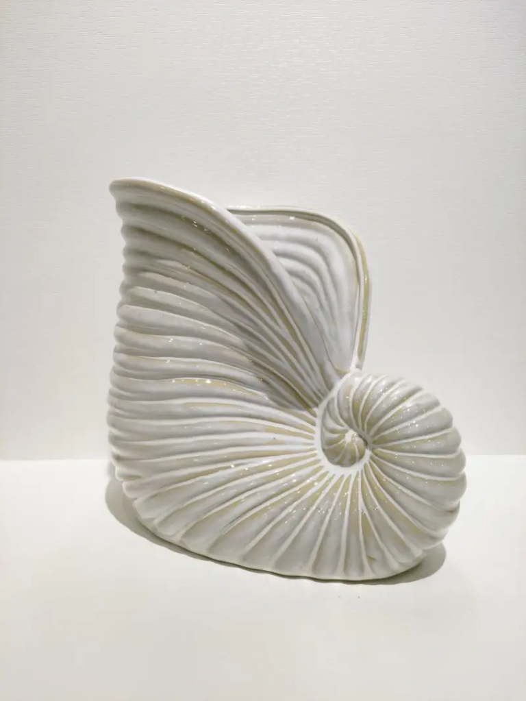 155D nautilus shell ceramic container with spiral shell structure, combining decorative design with practical storage function.
