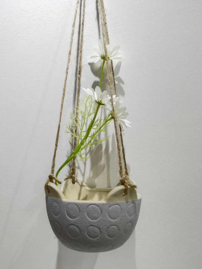 356D gray ceramic hanging planter with elegant matte finish, suitable for indoor greenery, balconies and contemporary living spaces.