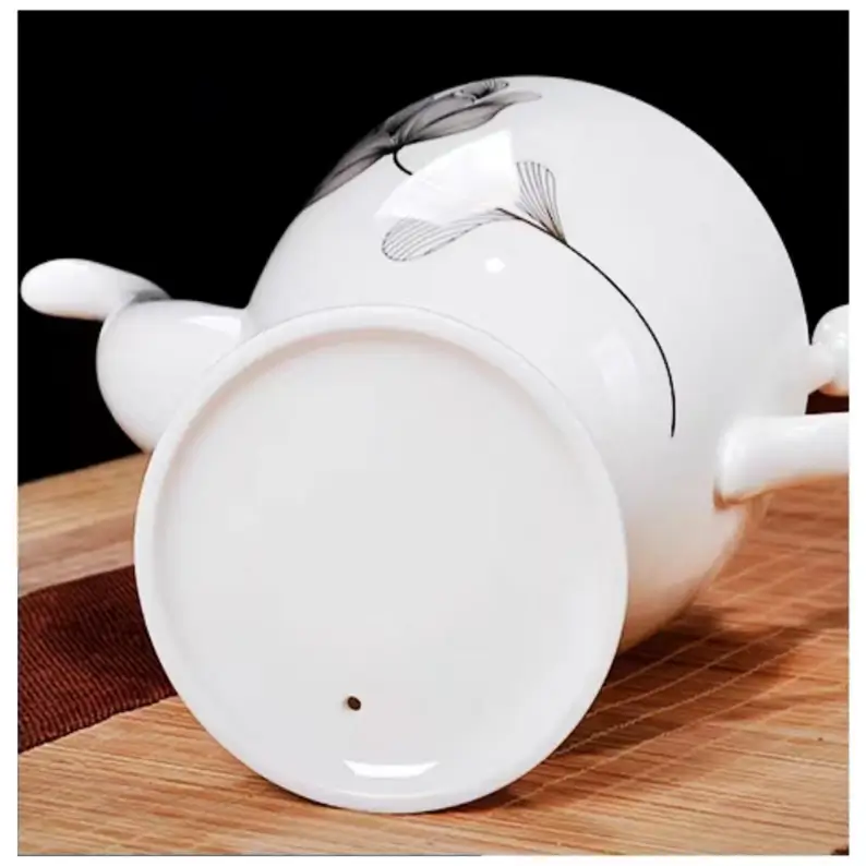 The bottom of the teapot is designed with an exhaust hole, which helps balance the internal and external air pressure, making the water pouring process more smooth.