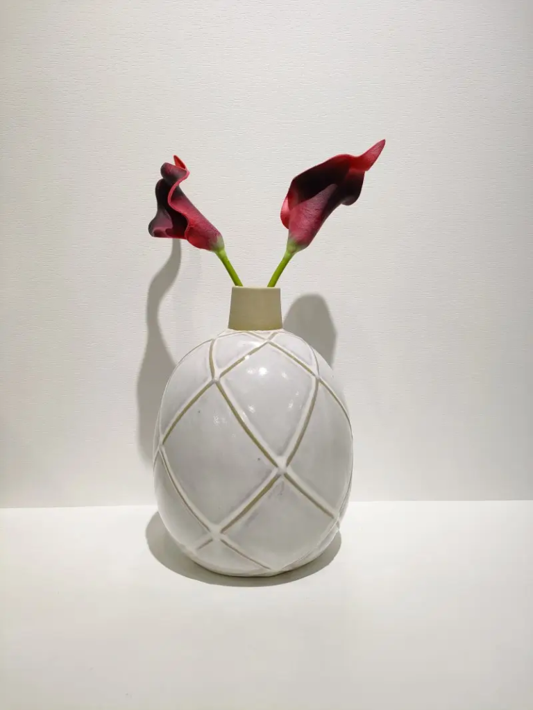 008D Round ceramic vessel with diamond relief texture and kiln-fired reactive glaze finish