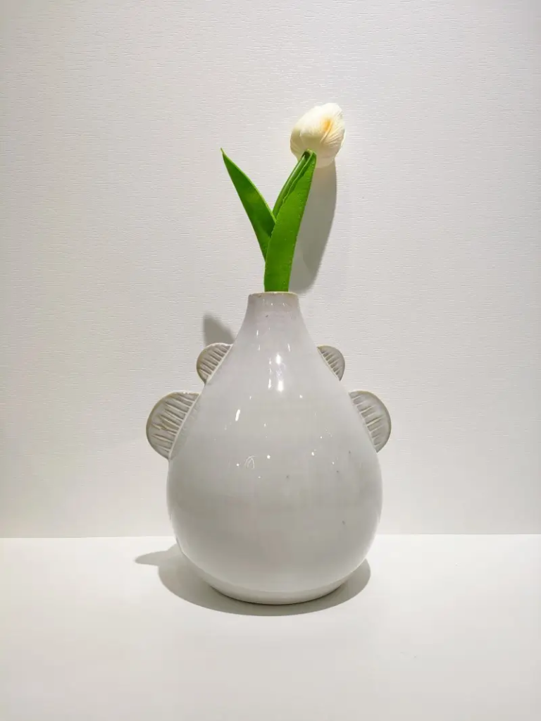 010D Ceramic vase with wing-inspired side details and smooth rounded form for modern decoration